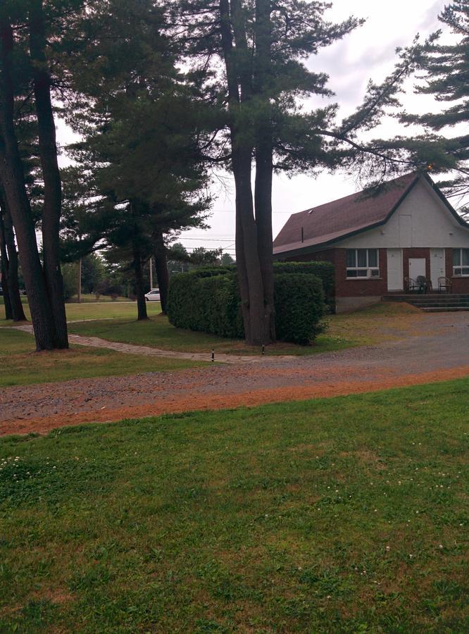 Motel Les Pins Гранбі Екстер'єр фото